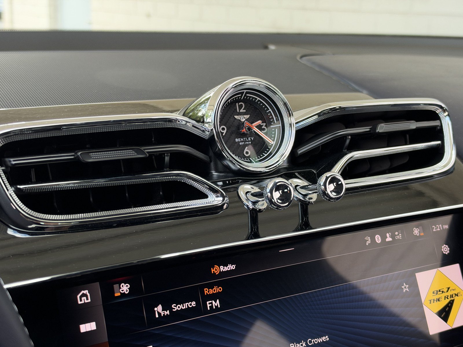 Certified 2021 Bentley Bentayga AWD/4WD image 17
