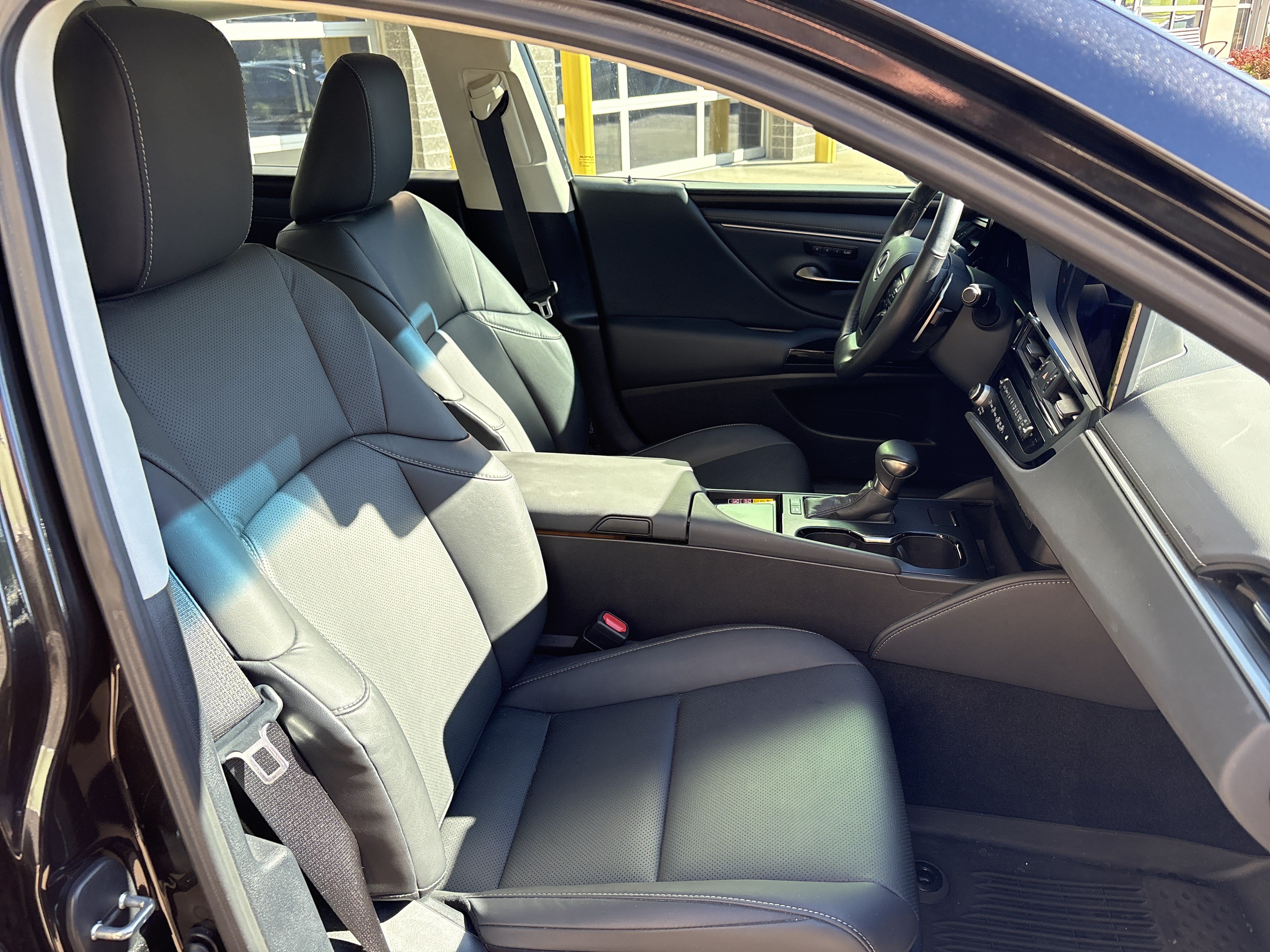 Used 2025 Lexus ES 300h w/ Premium Package FWD image 32