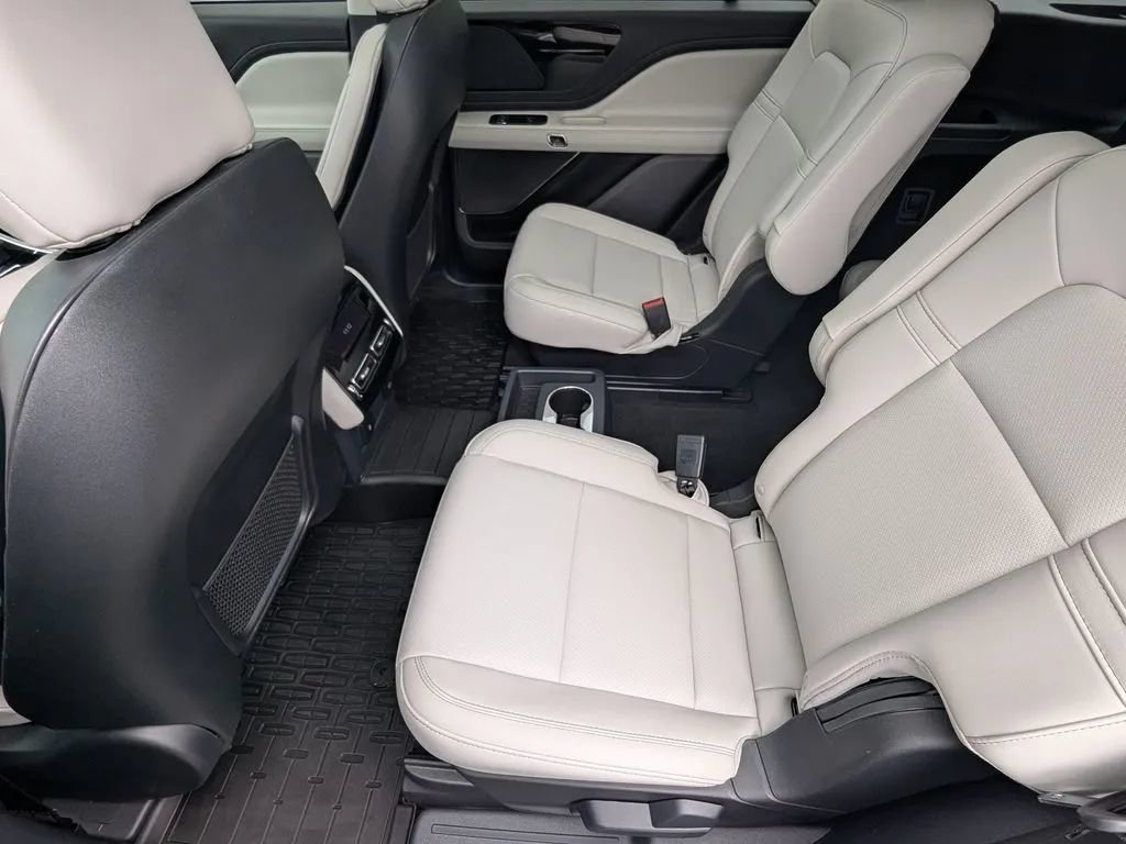 Used 2025 Lincoln Aviator 2WD image 18
