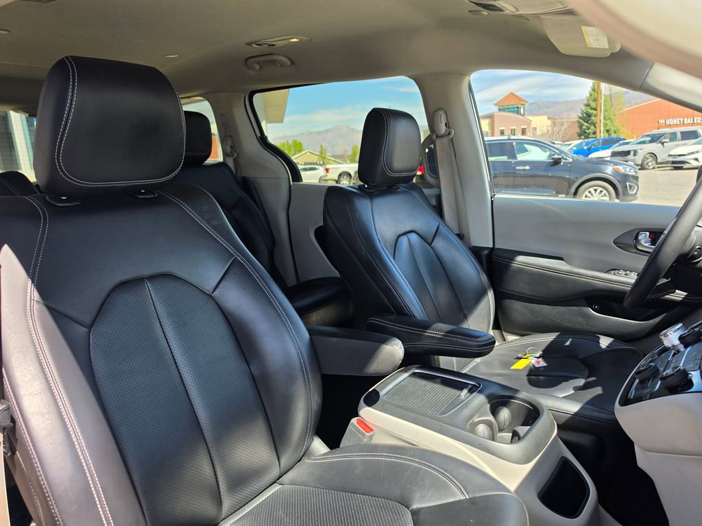 Used 2023 Chrysler Pacifica Touring-L image 19