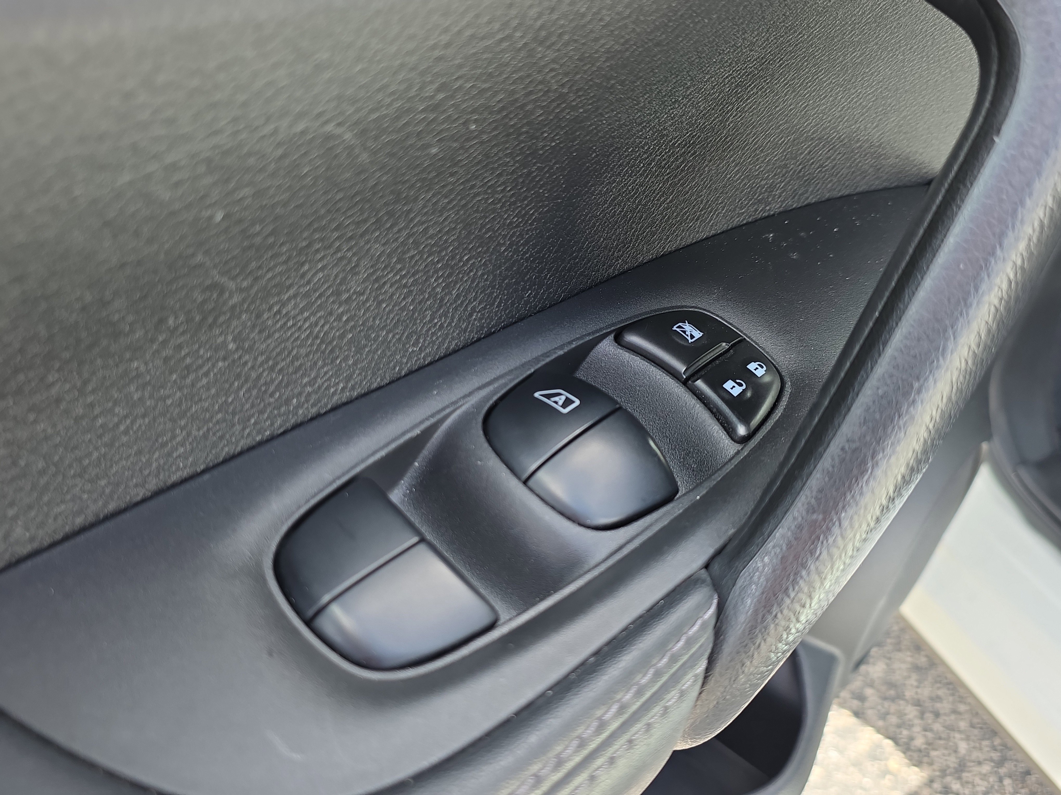 Used 2020 Nissan Rogue Sport S image 18