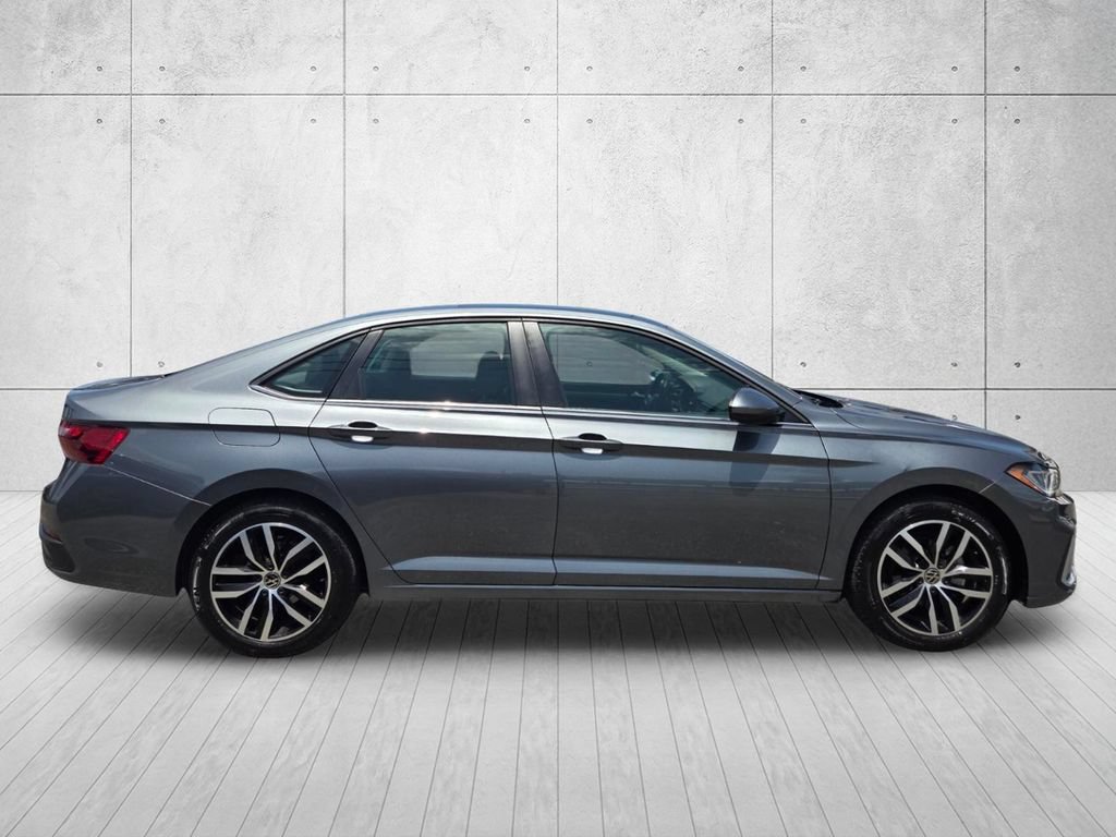Used 2025 Volkswagen Jetta SE FWD image 5