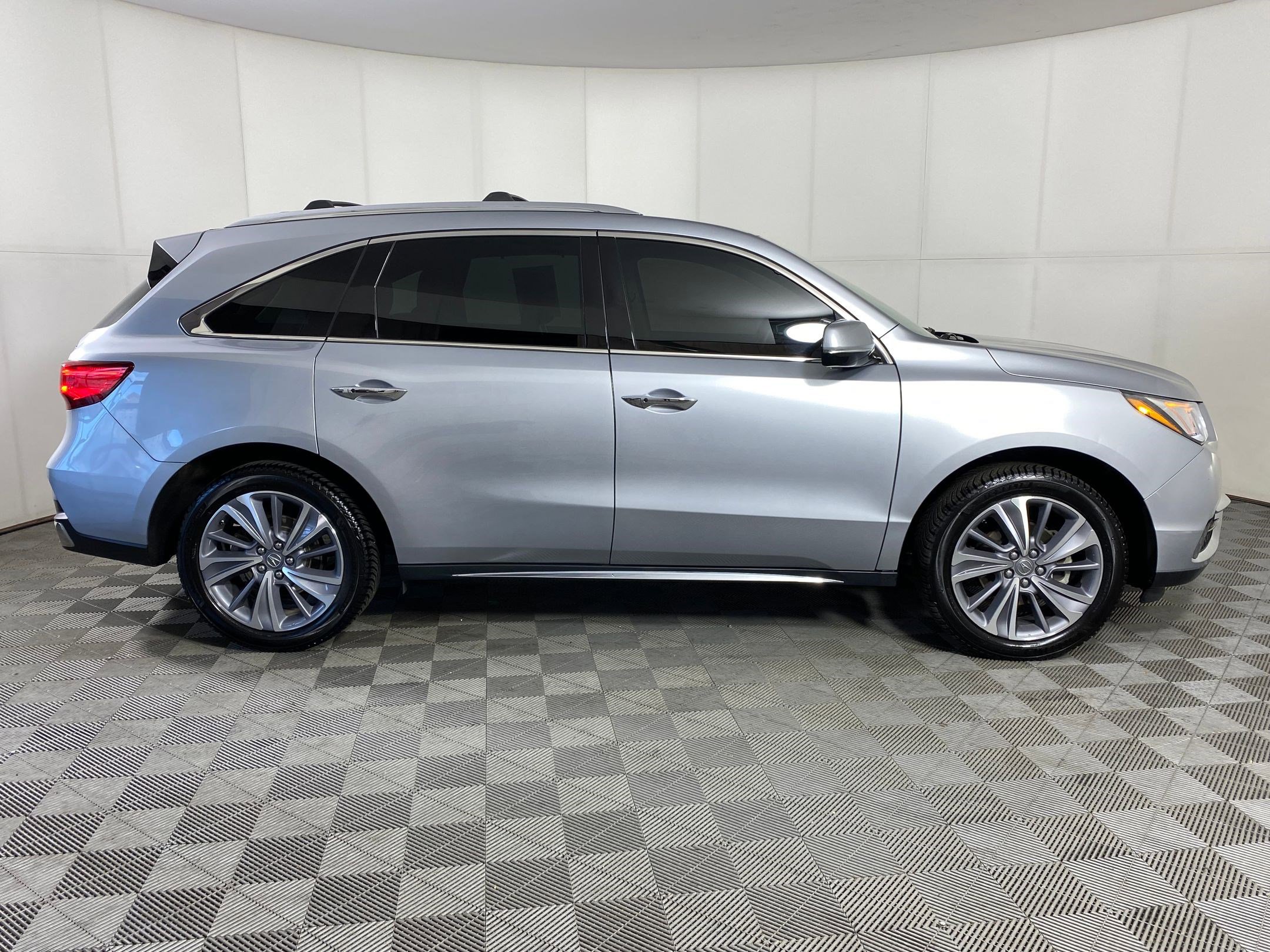 Used 2017 Acura MDX w/ Technology & Entertainment image 8