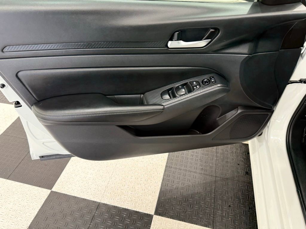 Used 2025 Nissan Altima 2.5 SV FWD image 13