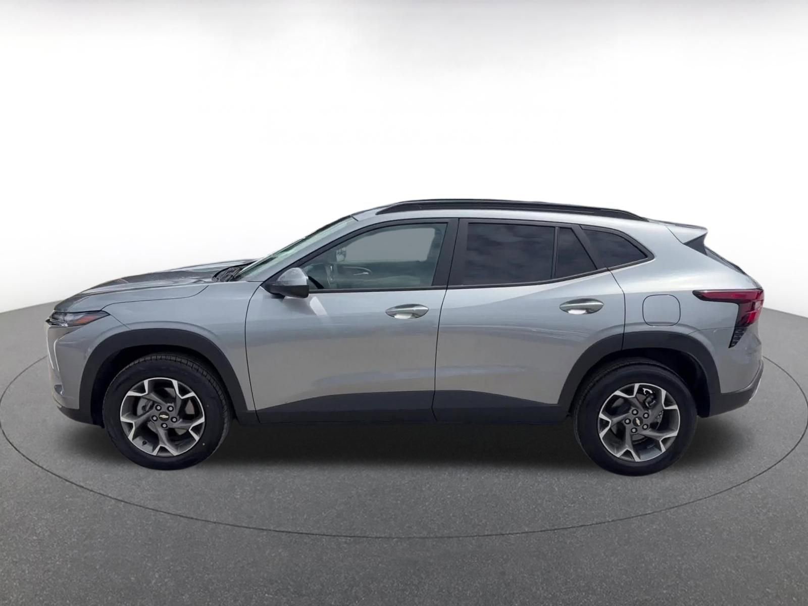 Used 2025 Chevrolet Trax LT w/ LT Convenience Package FWD image 9