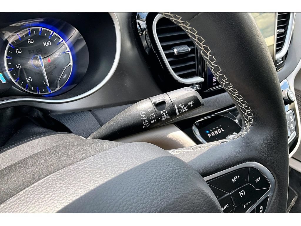 Used 2024 Chrysler Pacifica Touring-L FWD image 19