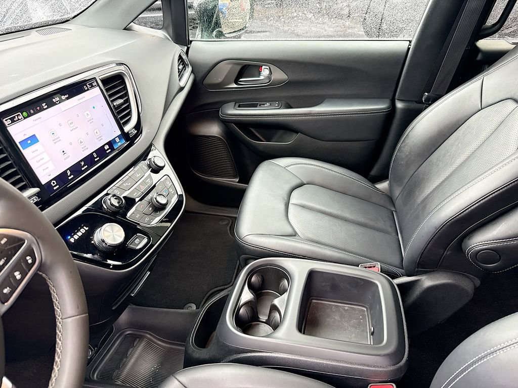 Used 2025 Chrysler Pacifica Select image 26