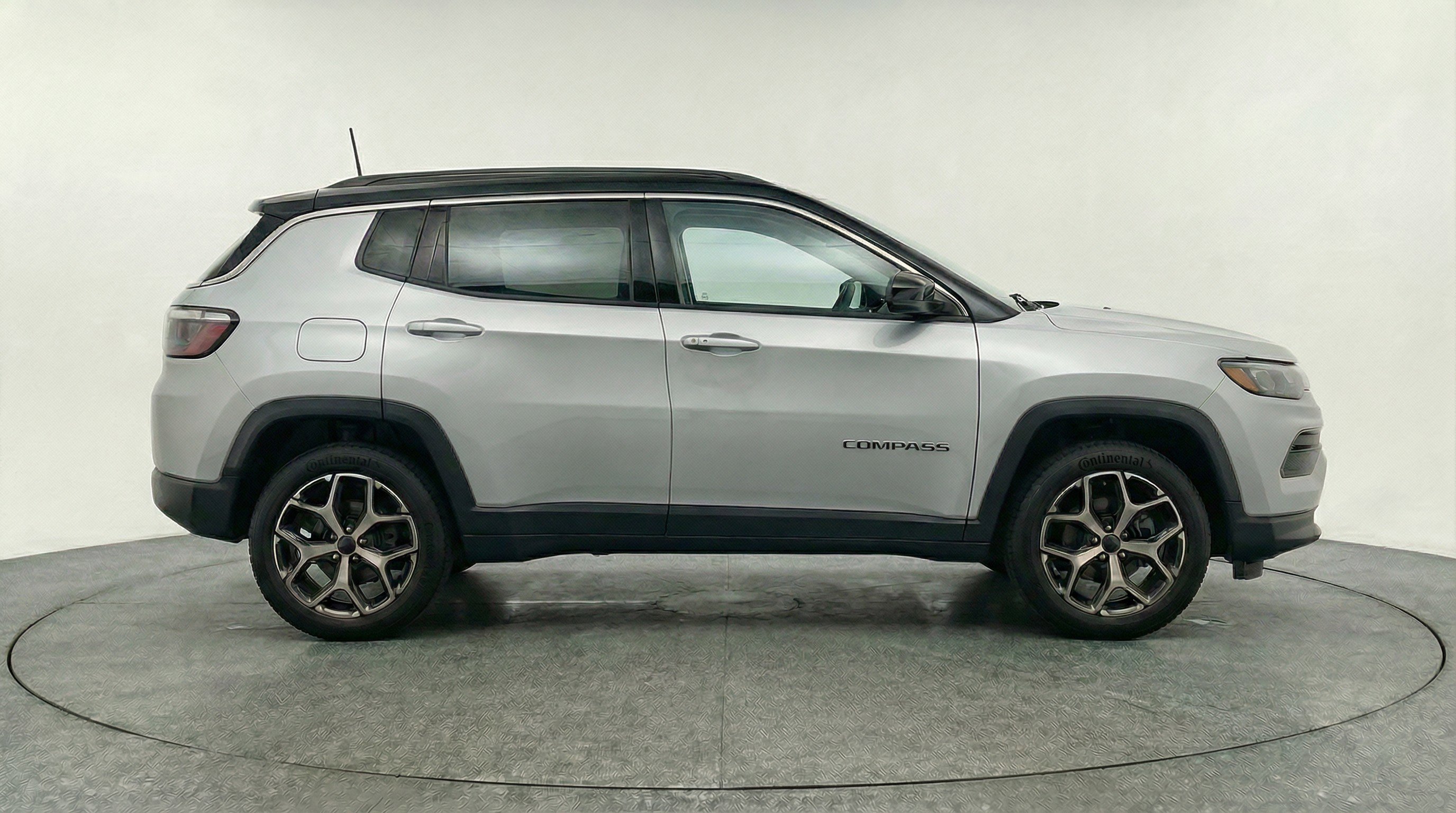Used 2025 Jeep Compass Limited image 11