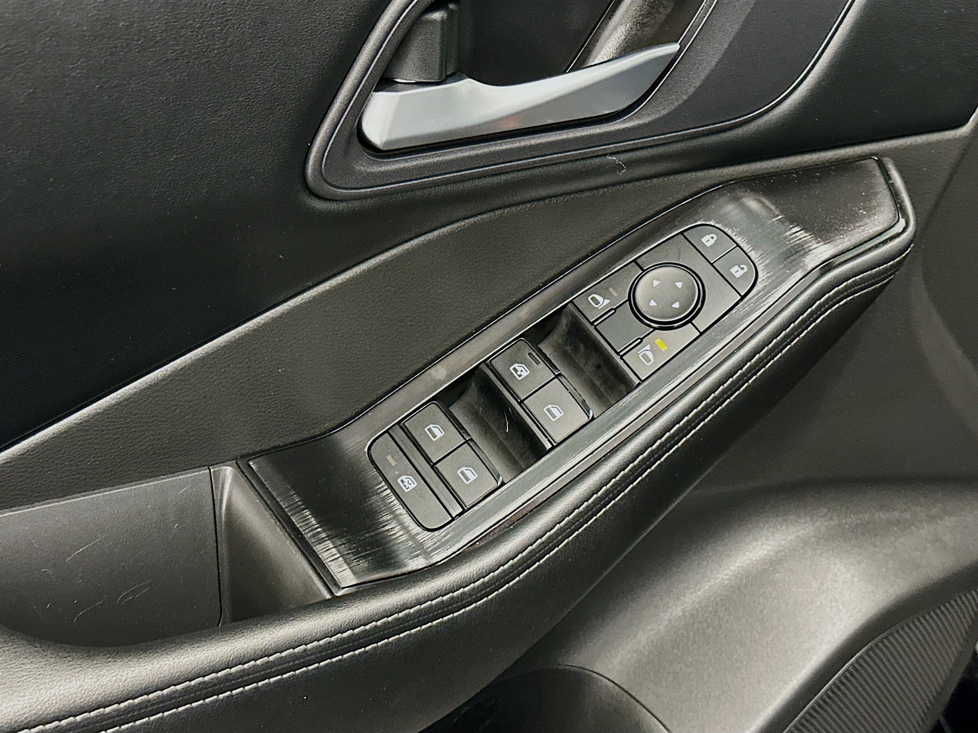 Used 2025 Nissan Rogue SV image 15