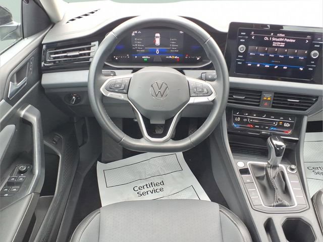 Used 2025 Volkswagen Jetta SE image 3