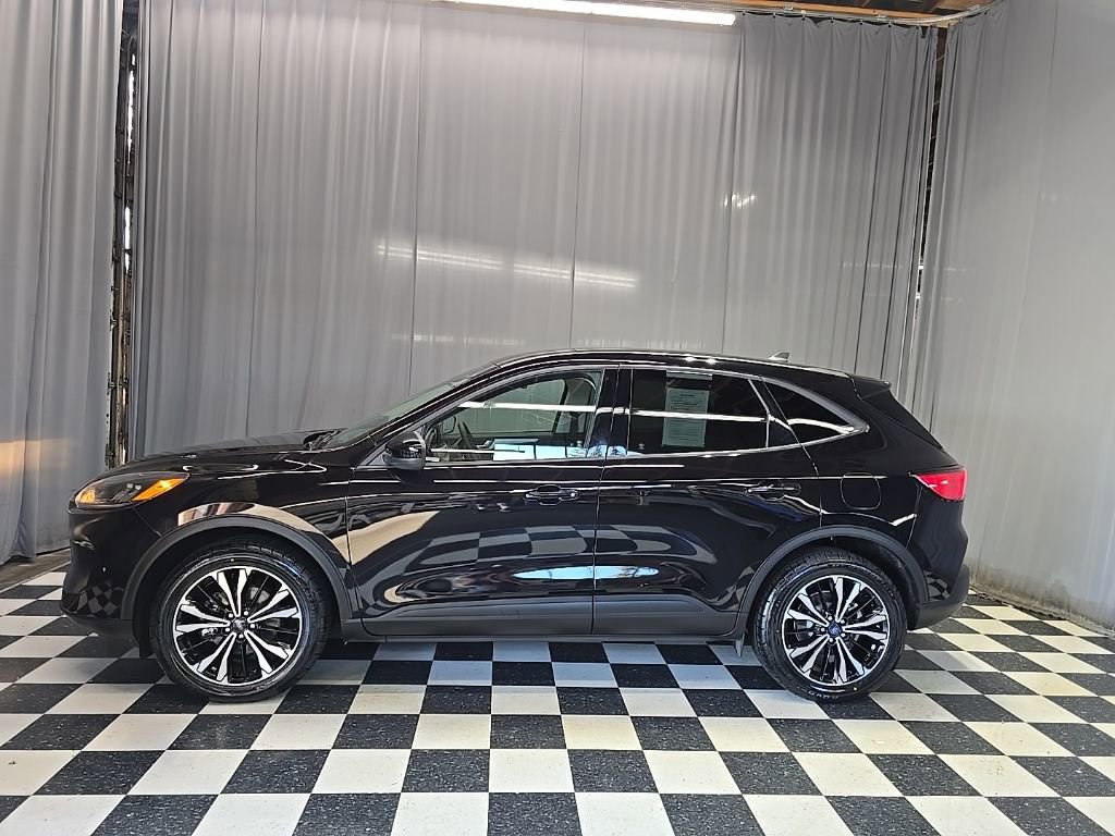 Used 2021 Ford Escape SE w/ SE Sport Appearance Package image 18