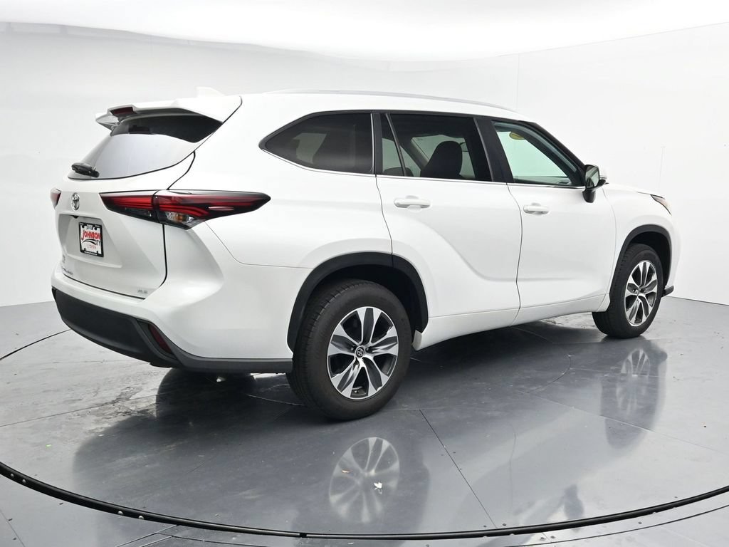 Used 2024 Toyota Highlander XLE FWD image 8