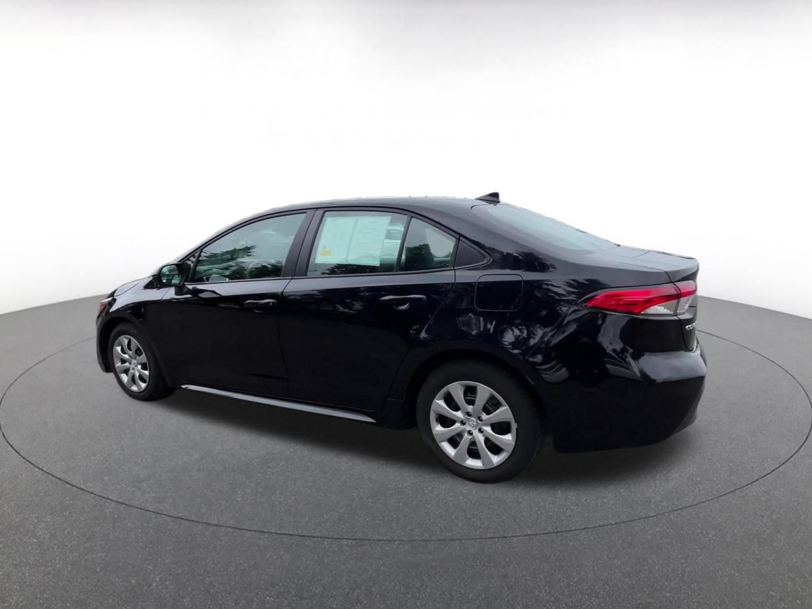 Used 2025 Toyota Corolla LE FWD image 10