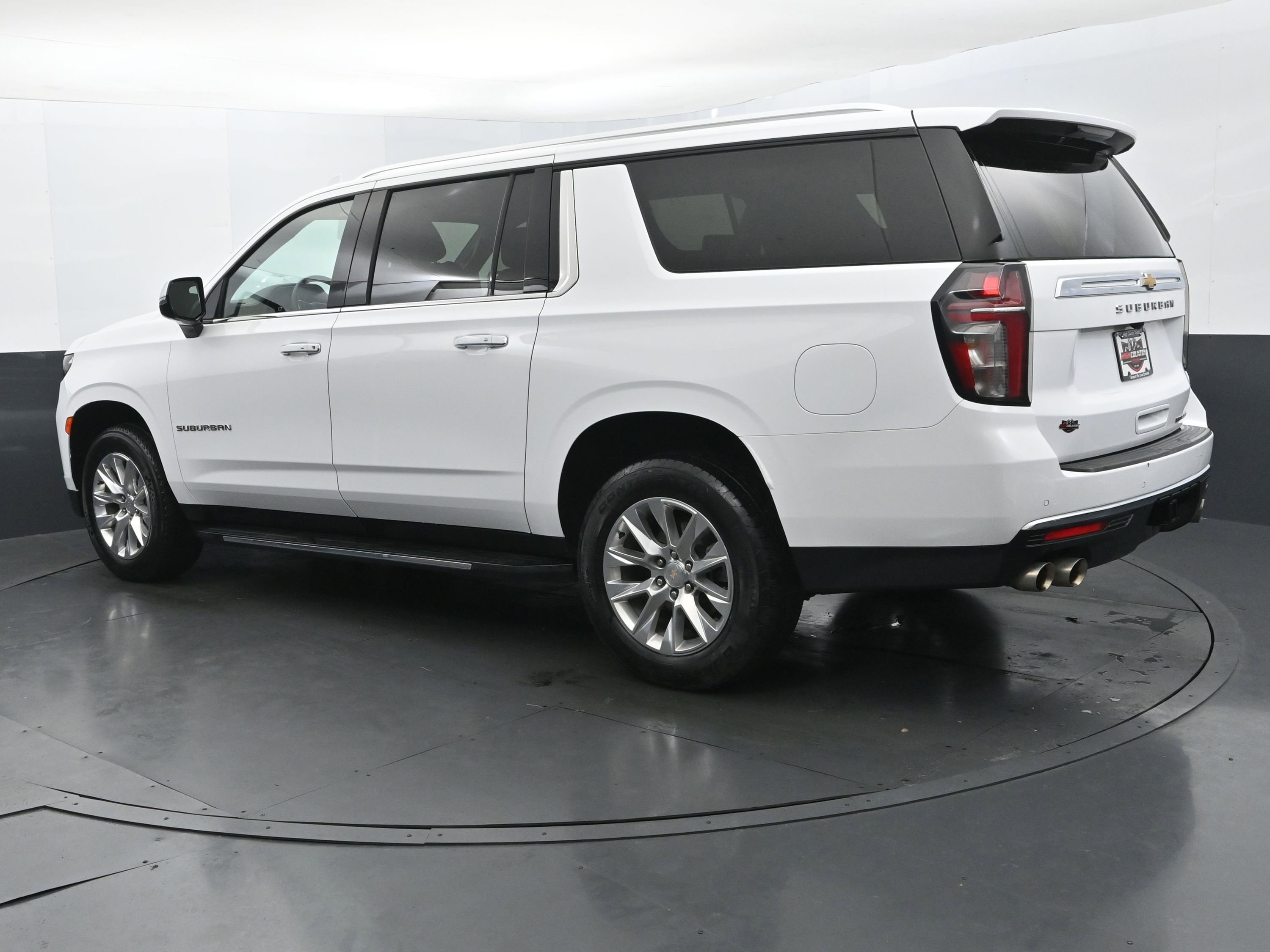 Used 2024 Chevrolet Suburban Premier AWD/4WD image 4