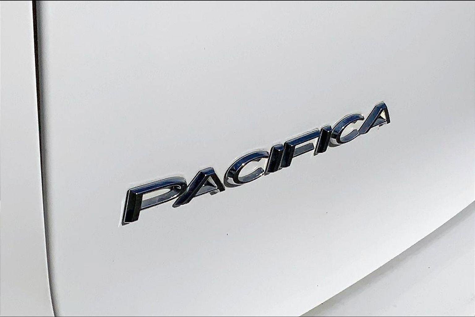 Used 2023 Chrysler Pacifica Touring-L image 8