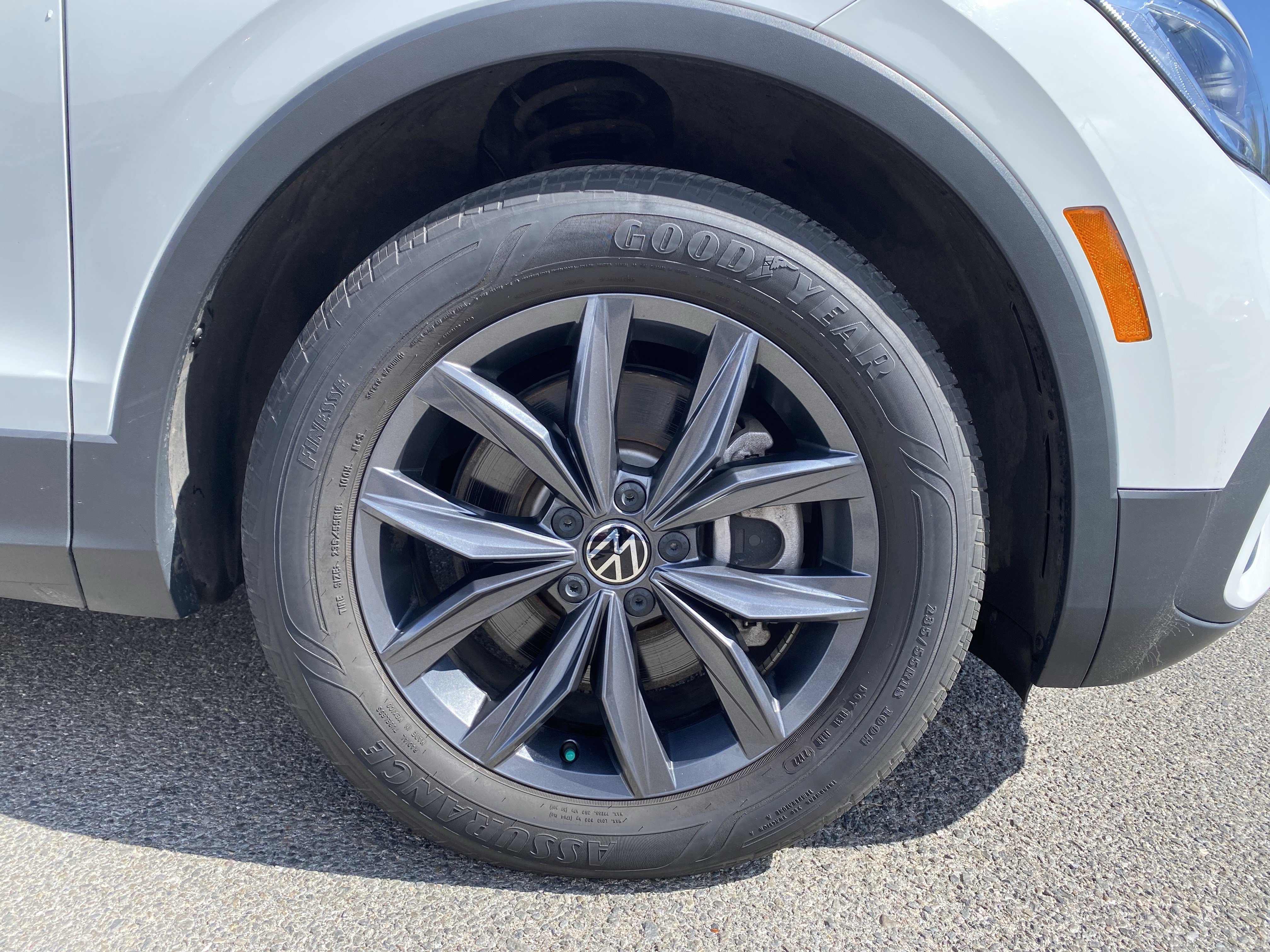 Used 2022 Volkswagen Tiguan SE w/ Panoramic Sunroof Package FWD image 15