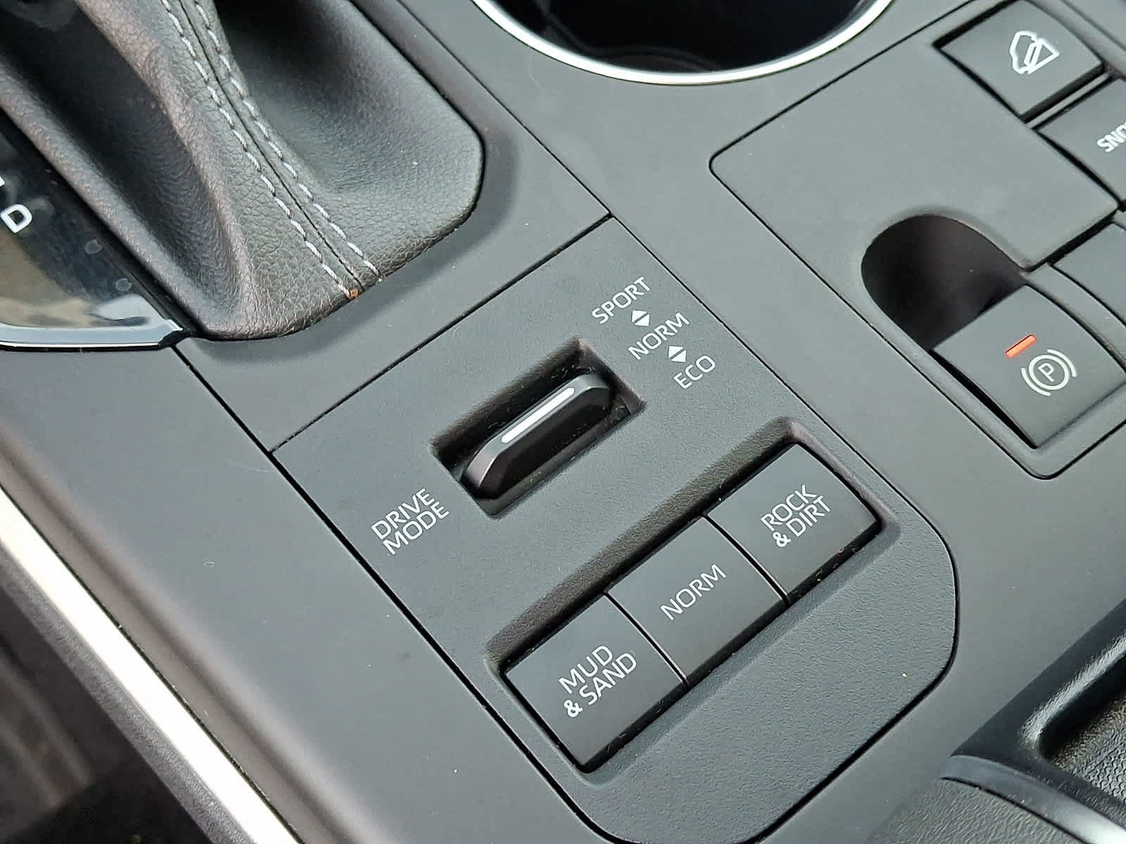 Used 2023 Toyota Highlander LE AWD/4WD image 28