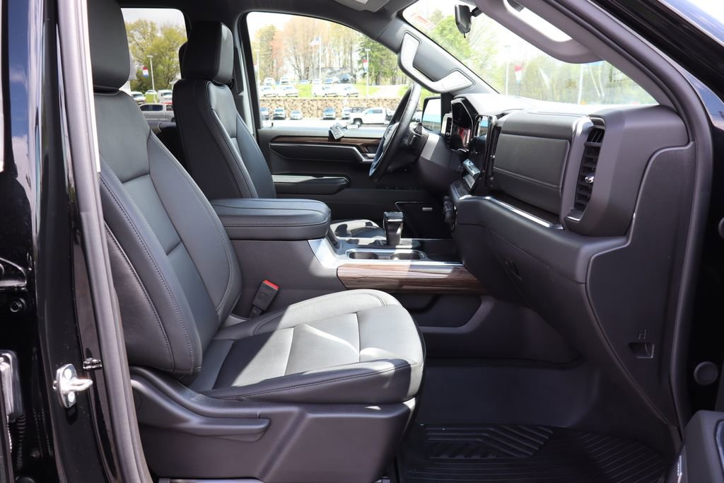 Used 2024 Chevrolet Silverado 1500 LT Trail Boss w/ LT Trail Boss Premium Package AWD/4WD image 18