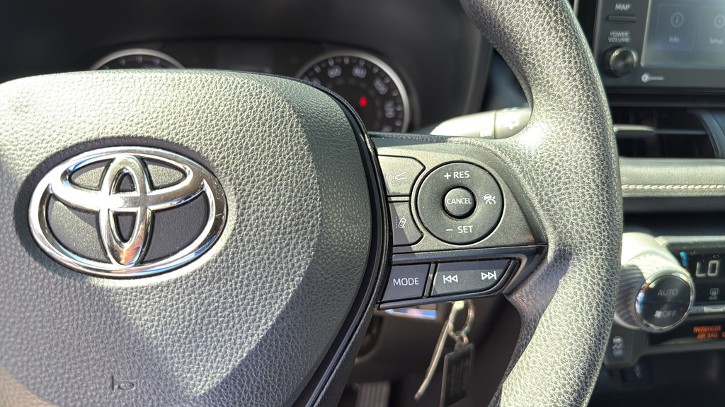 Used 2022 Toyota RAV4 LE AWD/4WD image 22