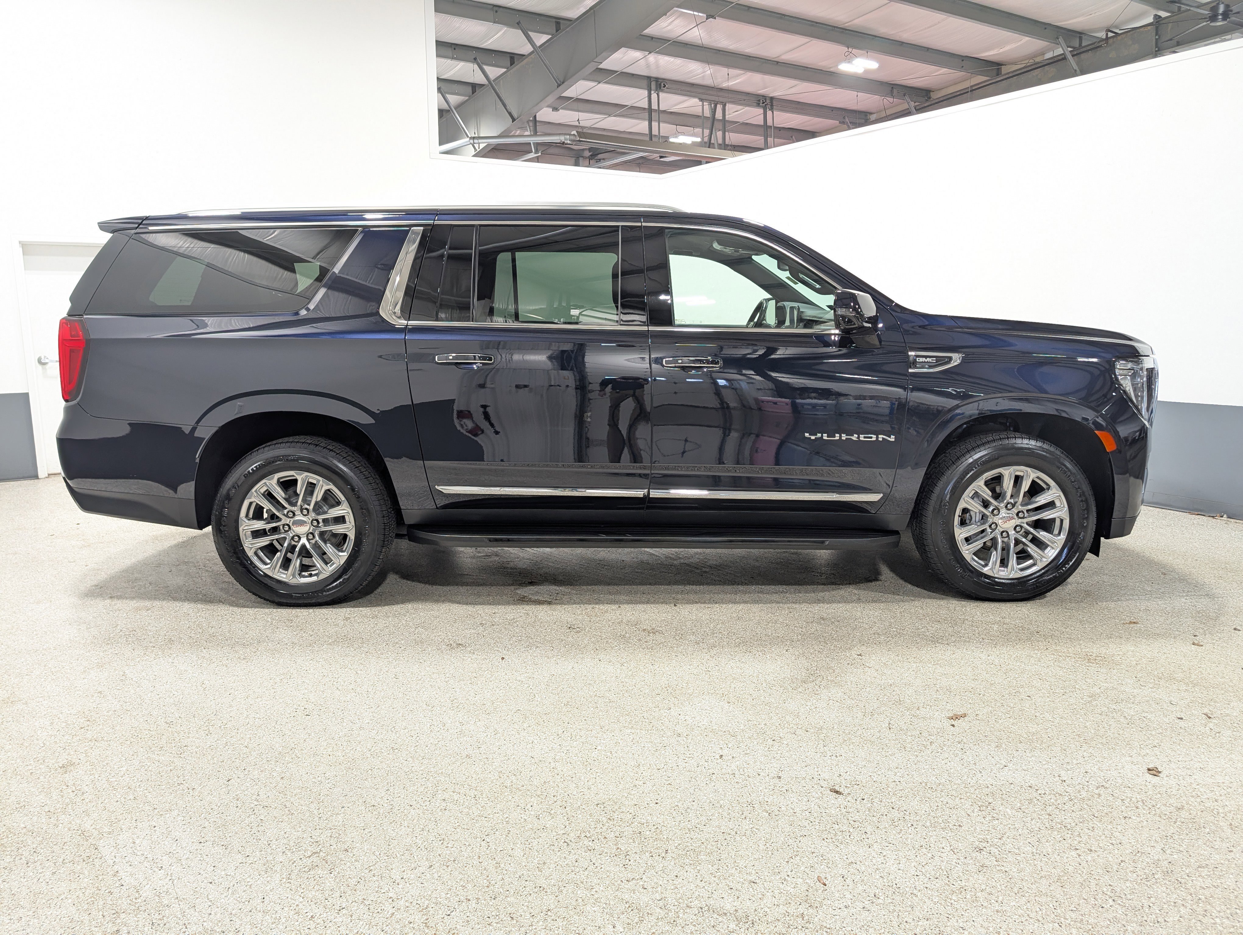 Used 2022 GMC Yukon XL SLT w/ SLT Luxury Package image 2