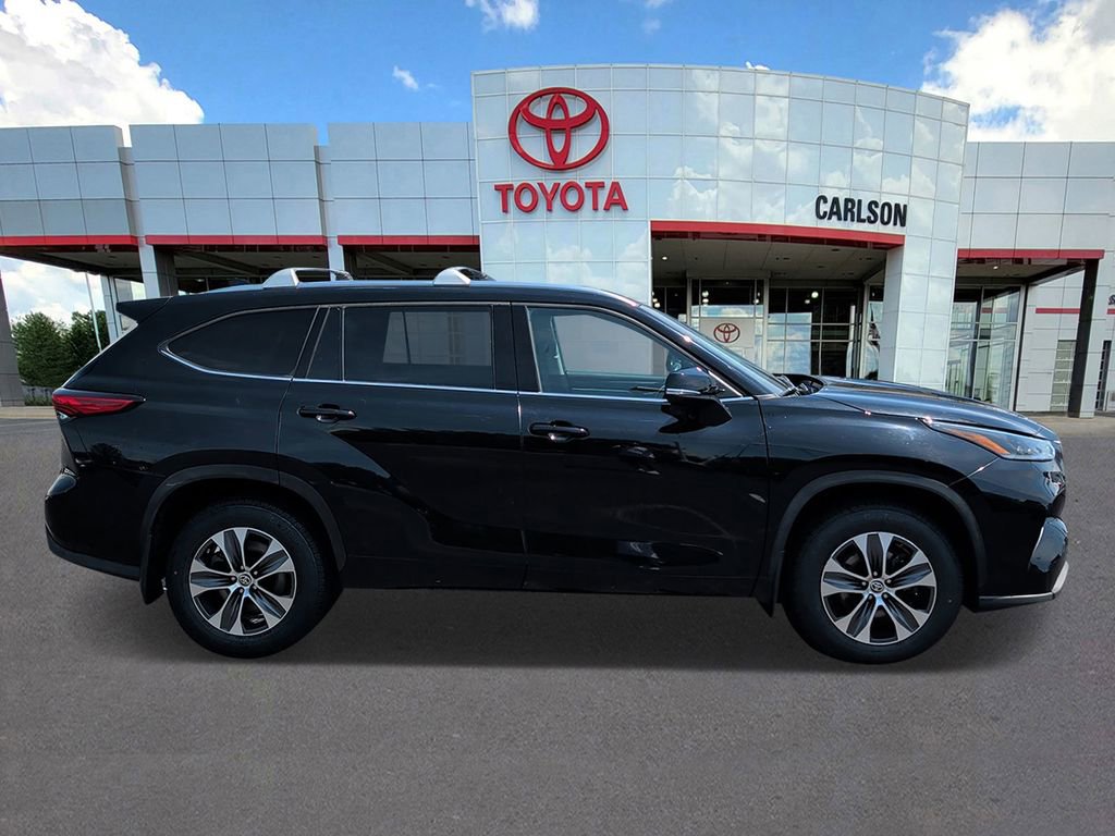 Used 2021 Toyota Highlander XLE AWD/4WD image 4