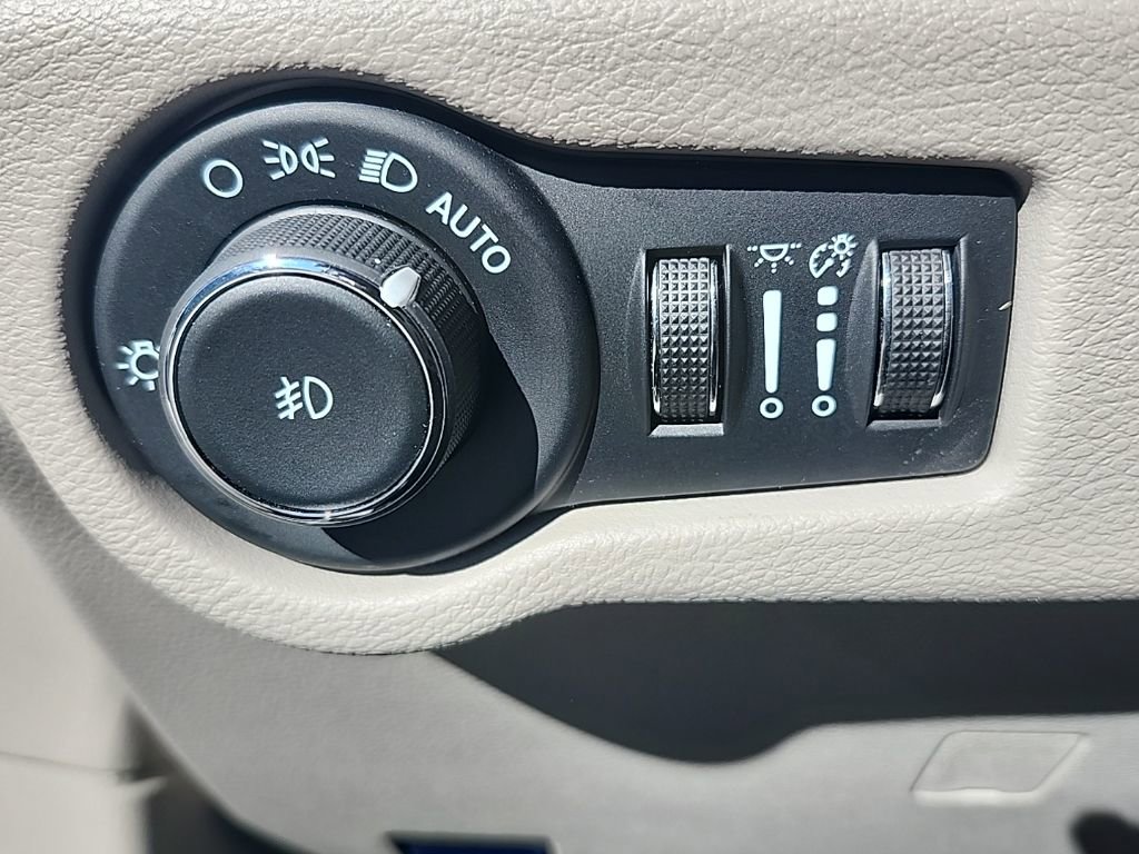 Used 2024 Chrysler Pacifica Touring-L image 17