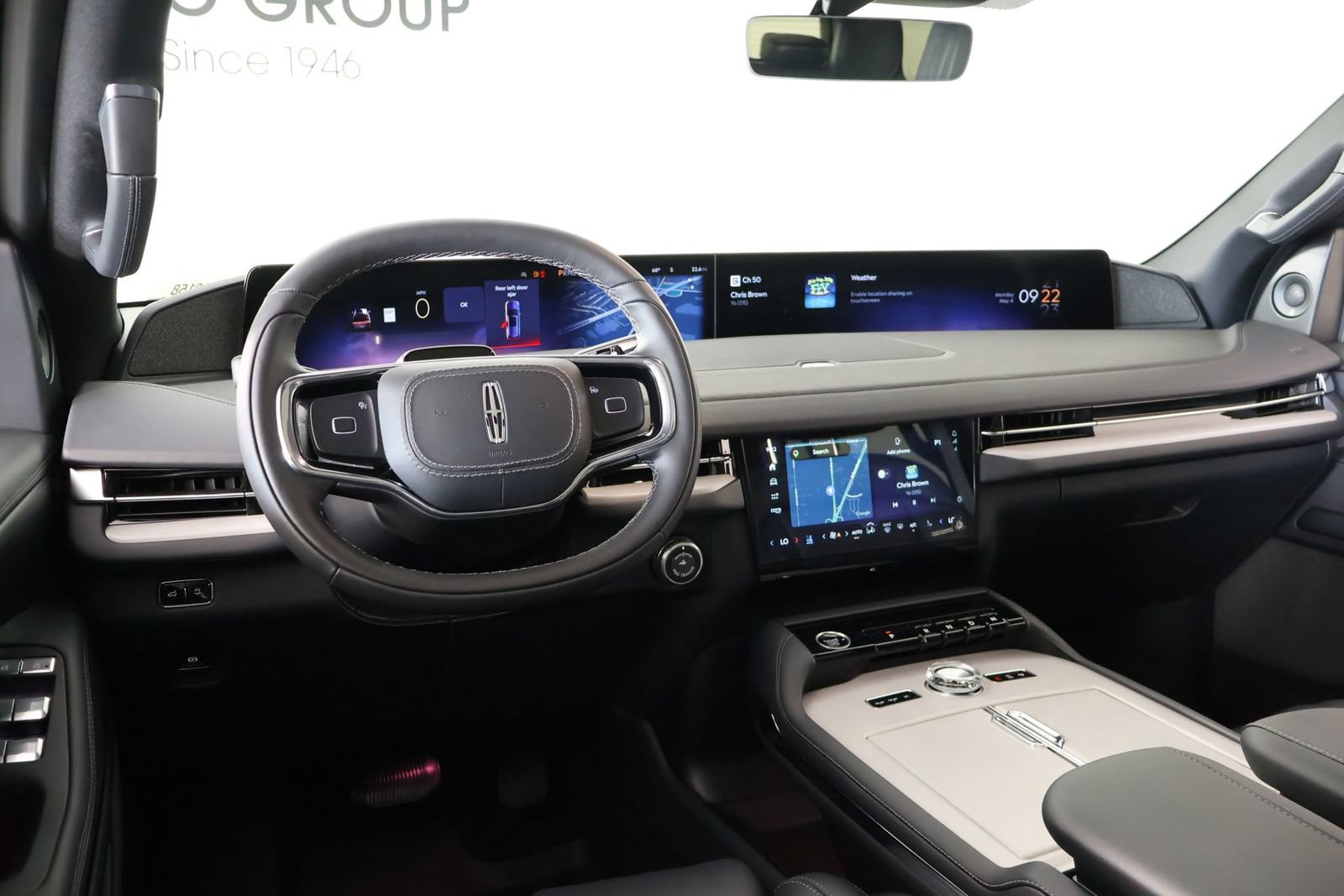 New 2025 Lincoln Navigator Reserve w/ Jet Appearance Package AWD/4WD image 2