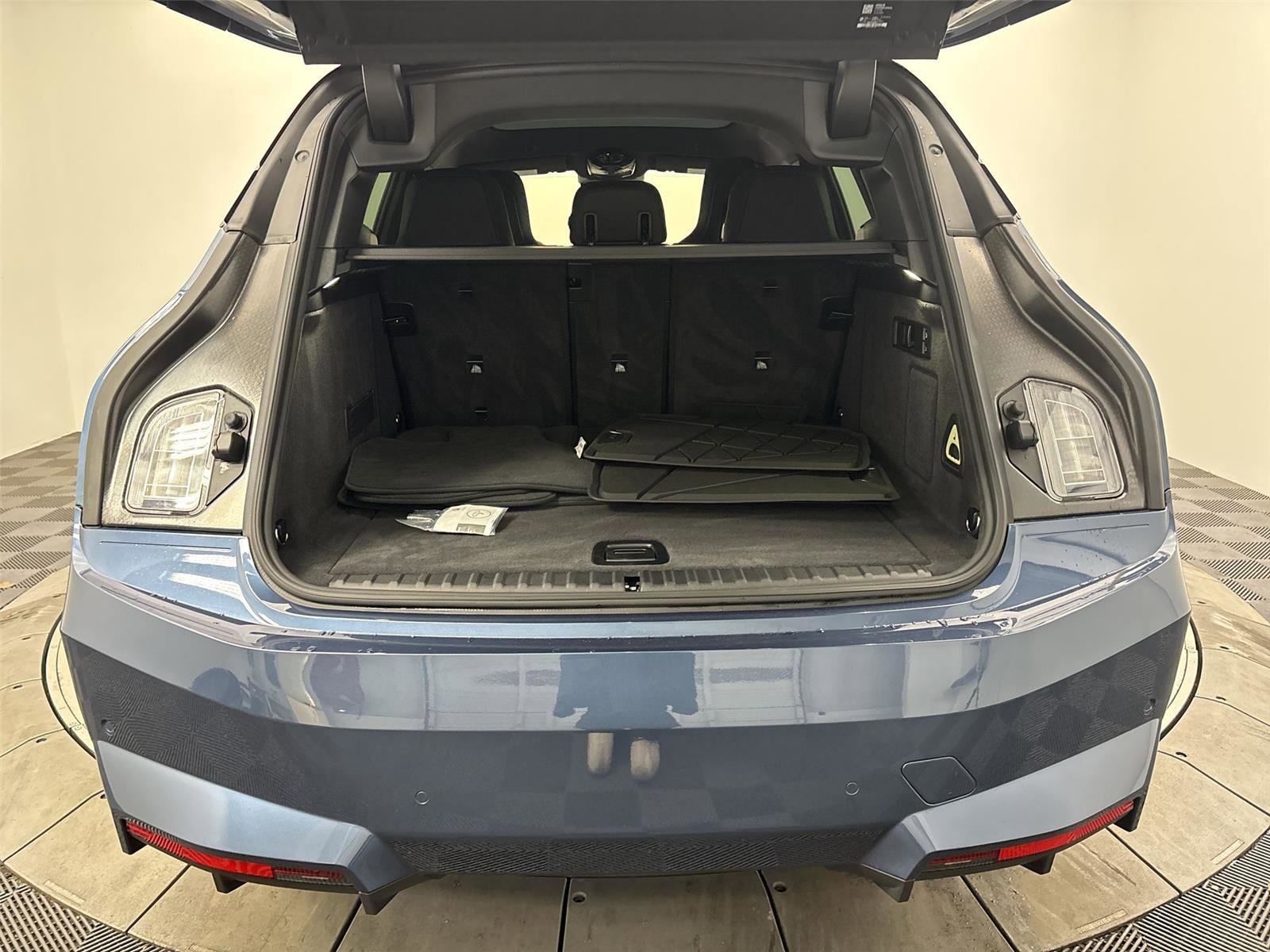 Used 2026 BMW iX xDrive60 w/ Dynamic Handling Package image 21