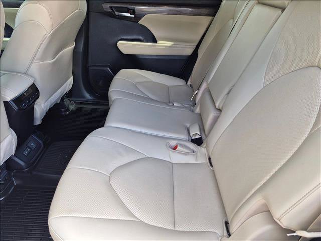 Used 2023 Toyota Highlander Limited FWD image 19