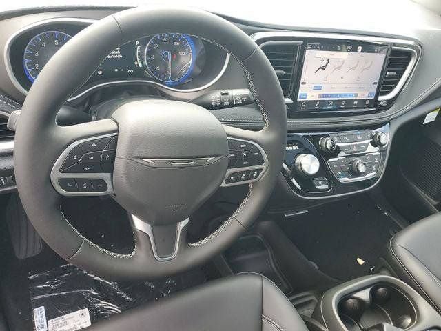 New 2027 Chrysler Pacifica Select AWD/4WD image 18
