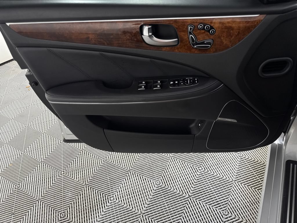Used 2016 Hyundai Equus Signature RWD image 10