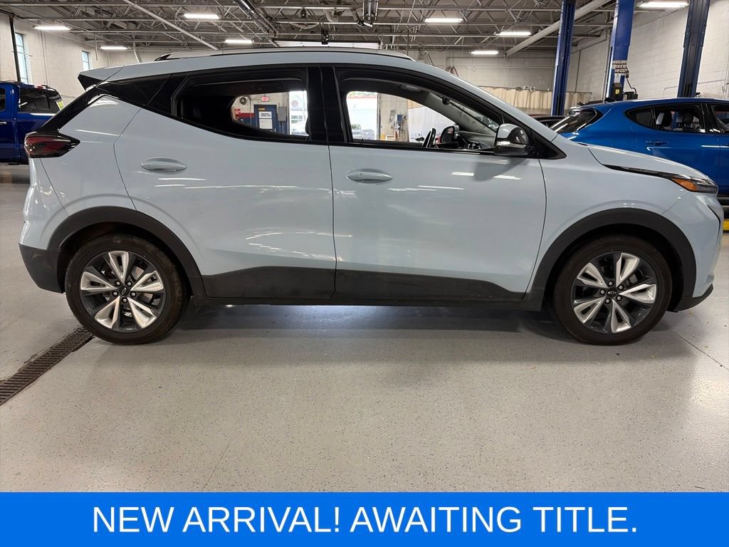 Used 2023 Chevrolet Bolt EUV LT w/ Convenience Package FWD image 2