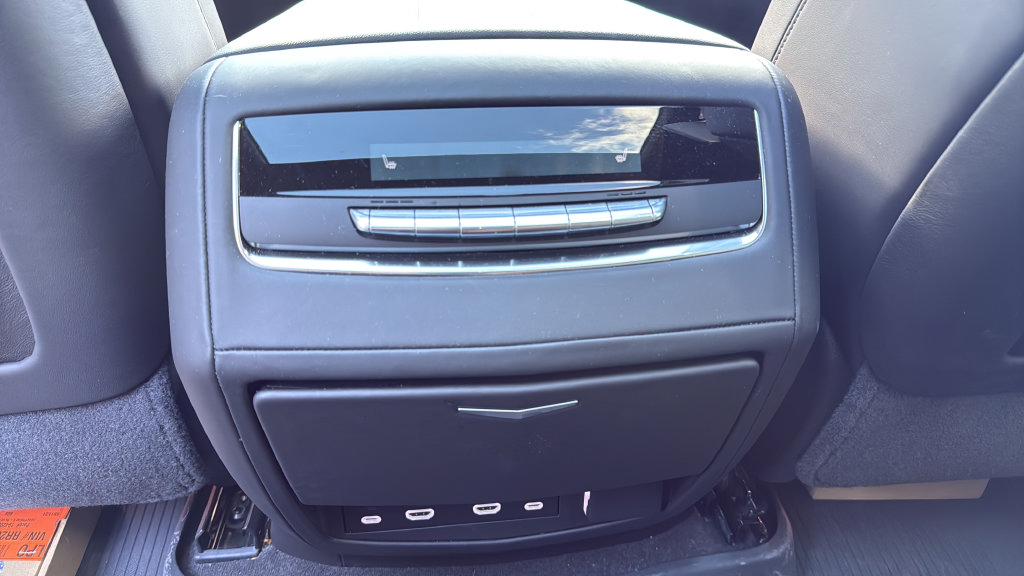 Used 2024 Cadillac Escalade Premium Luxury Platinum AWD/4WD image 28