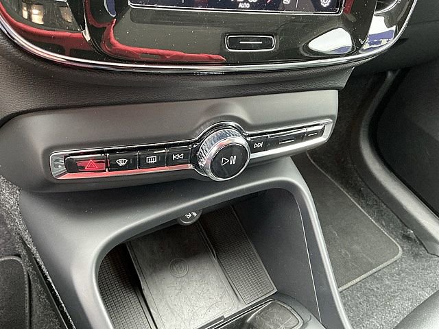 Certified 2025 Volvo XC40 B5 Core image 23