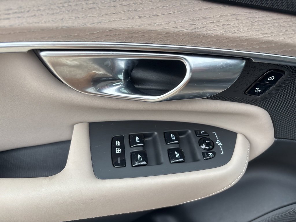 Certified 2025 Volvo XC90 B6 Plus image 18