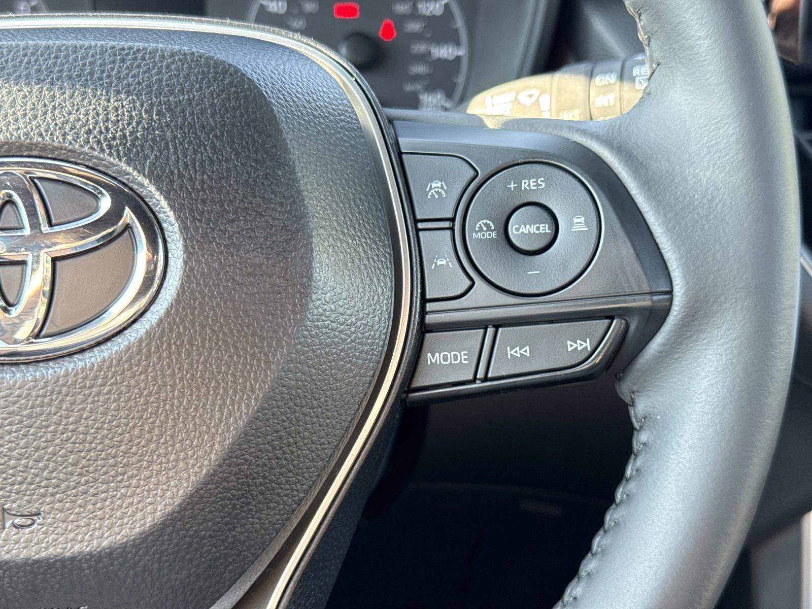 Used 2024 Toyota Corolla Cross SE image 8