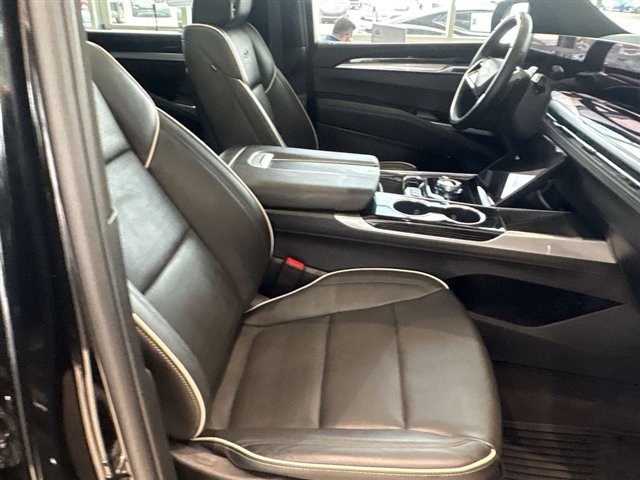 Used 2025 Cadillac Escalade ESV Sport w/ Touring Package AWD/4WD image 29