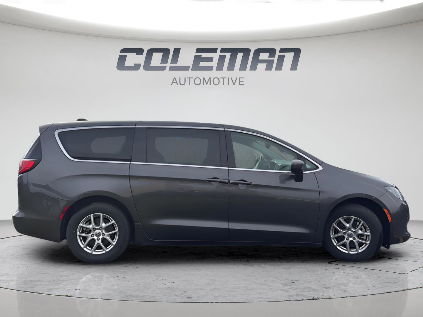 Used 2023 Chrysler Voyager LX FWD image 5