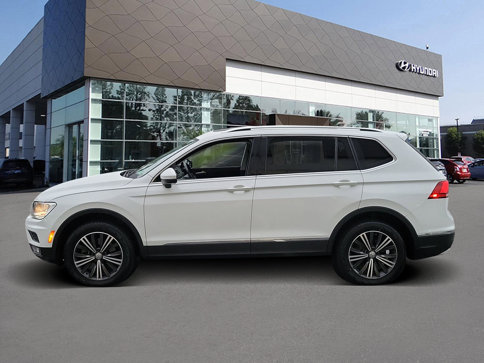 Used 2018 Volkswagen Tiguan SEL image 3