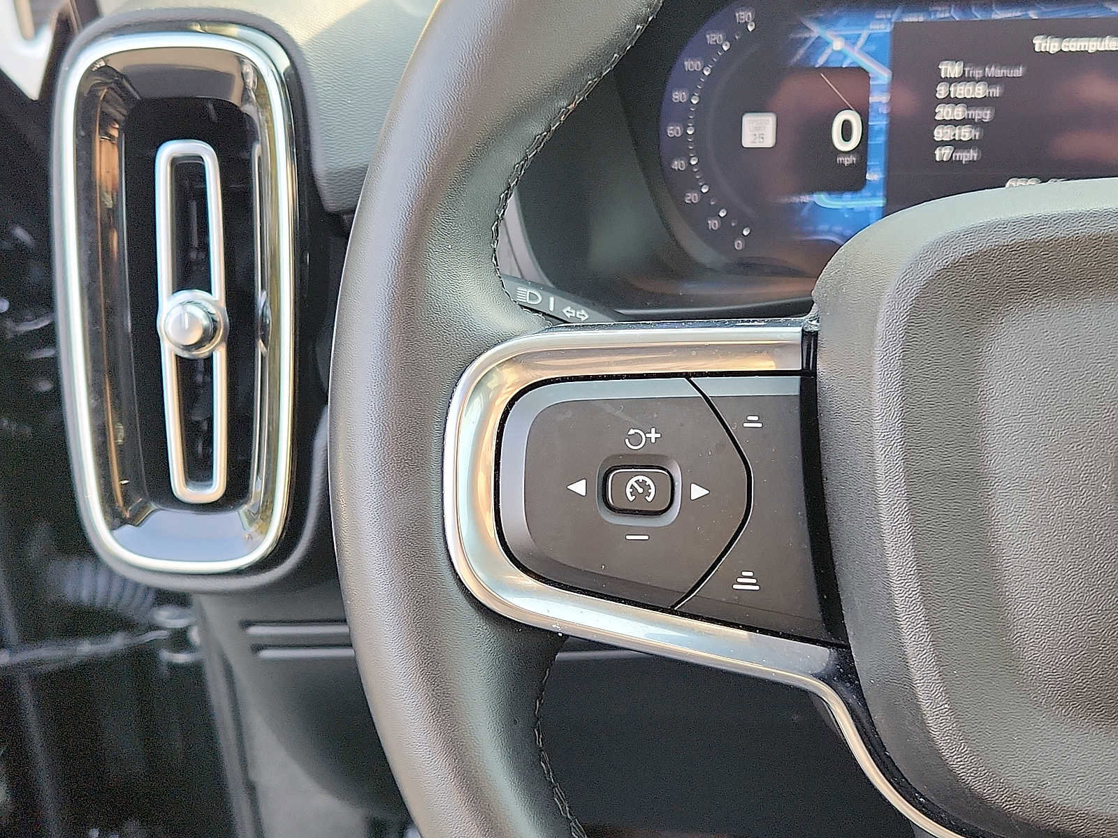 Certified 2023 Volvo XC40 B5 Plus w/ Protection Package Premier image 21