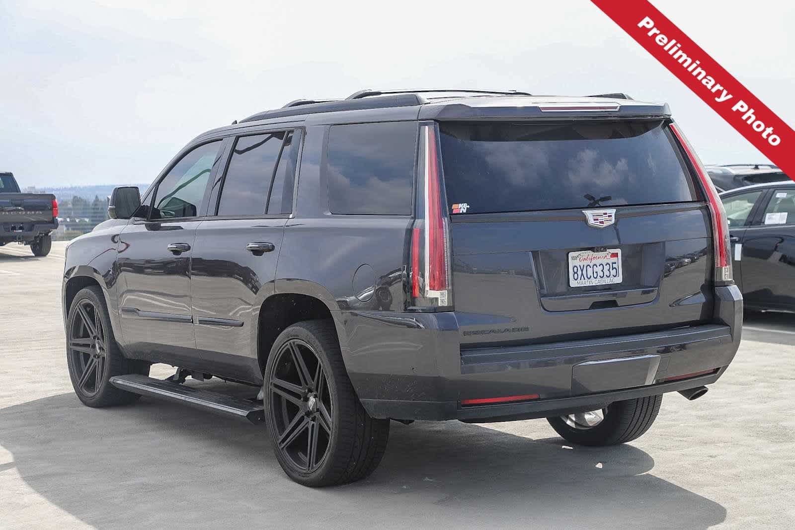 Used 2018 Cadillac Escalade Premium Luxury AWD/4WD image 8