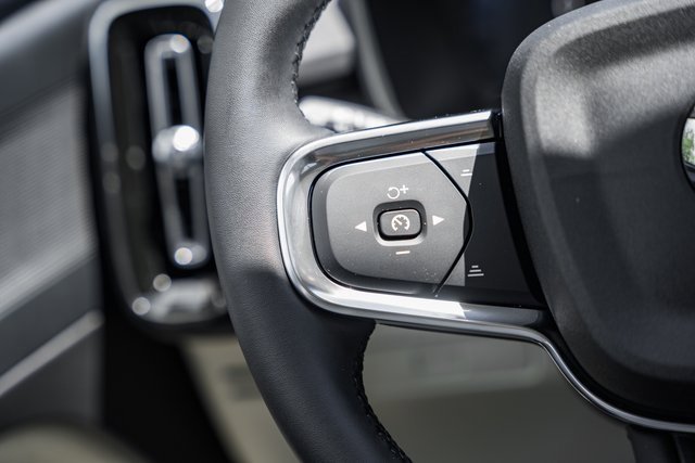 Certified 2025 Volvo XC40 B5 Plus w/ Protection Package Premier image 25