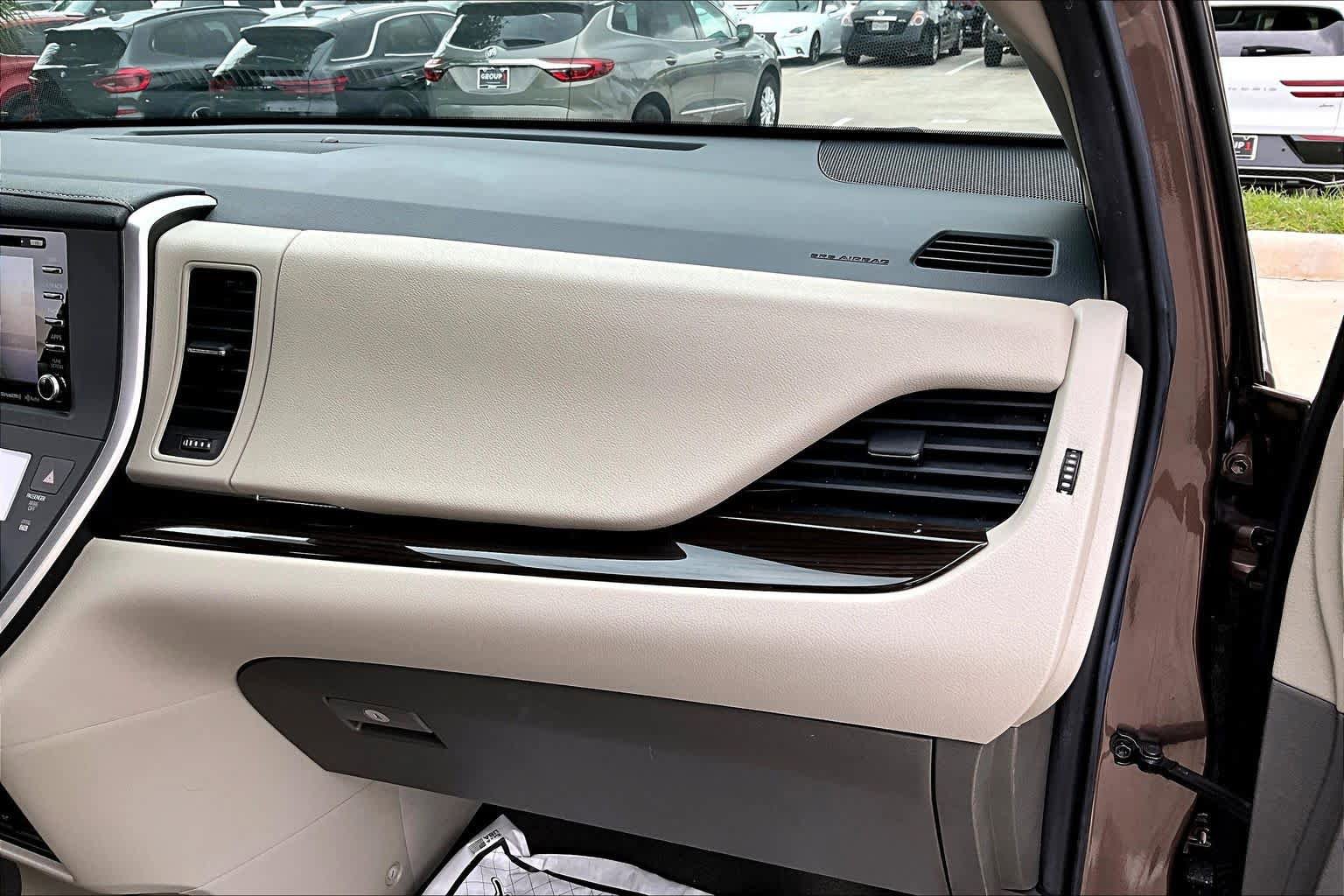 Used 2020 Toyota Sienna XLE Premium FWD image 18