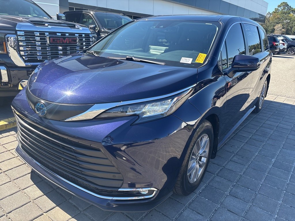 Used 2022 Toyota Sienna XLE image 9