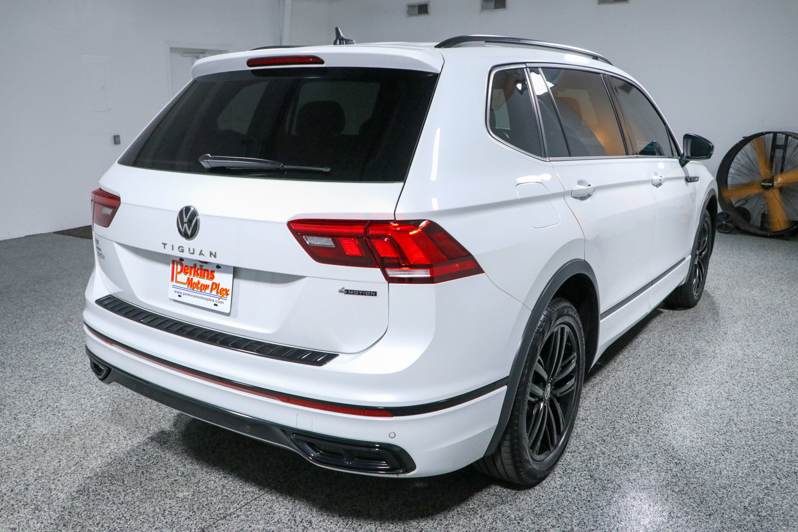 Used 2022 Volkswagen Tiguan SE R-Line AWD/4WD image 7