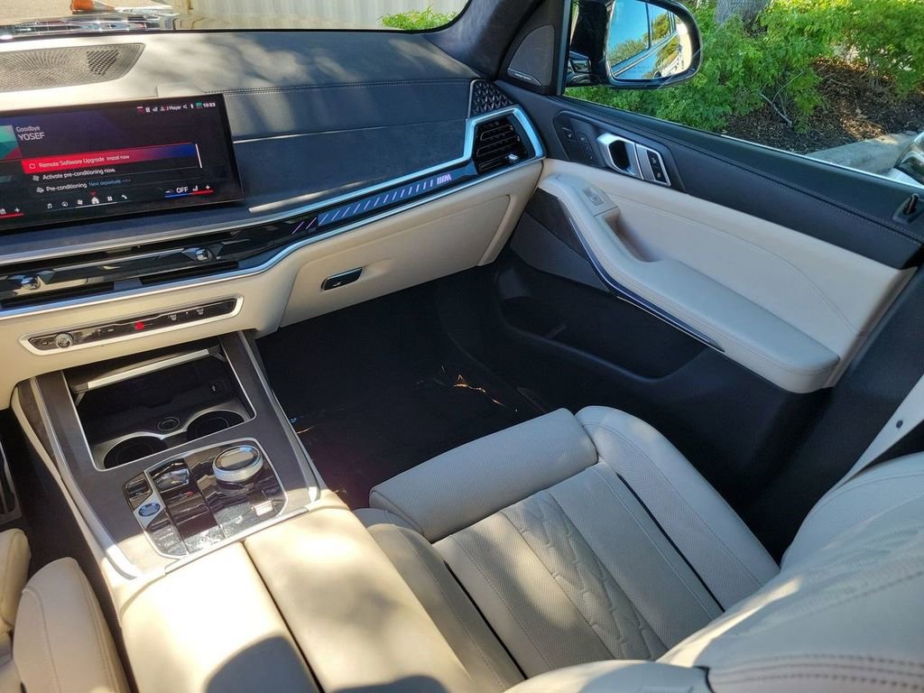 Used 2025 BMW X7 M60i image 3