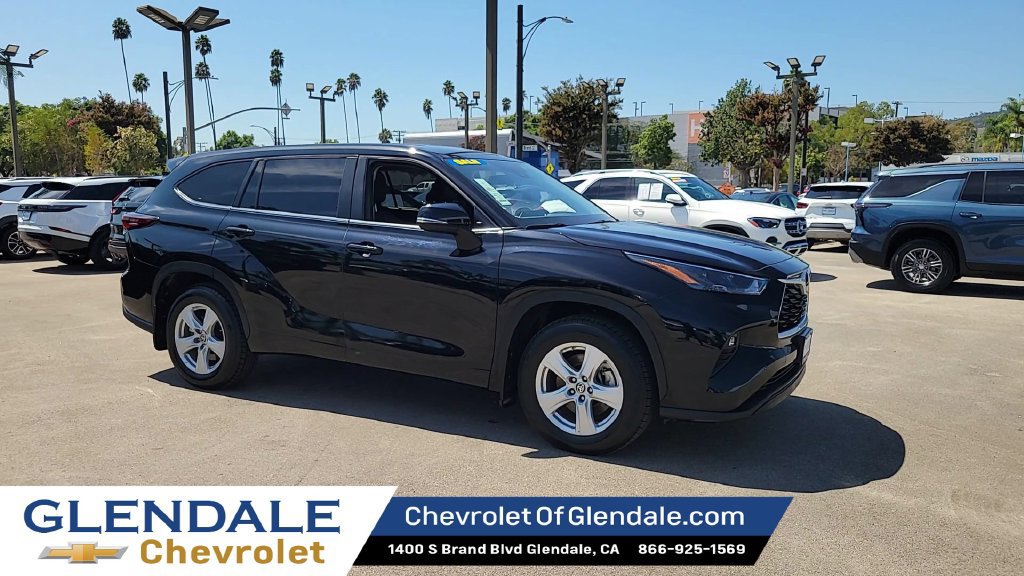 Used 2024 Toyota Highlander LE AWD/4WD image 2