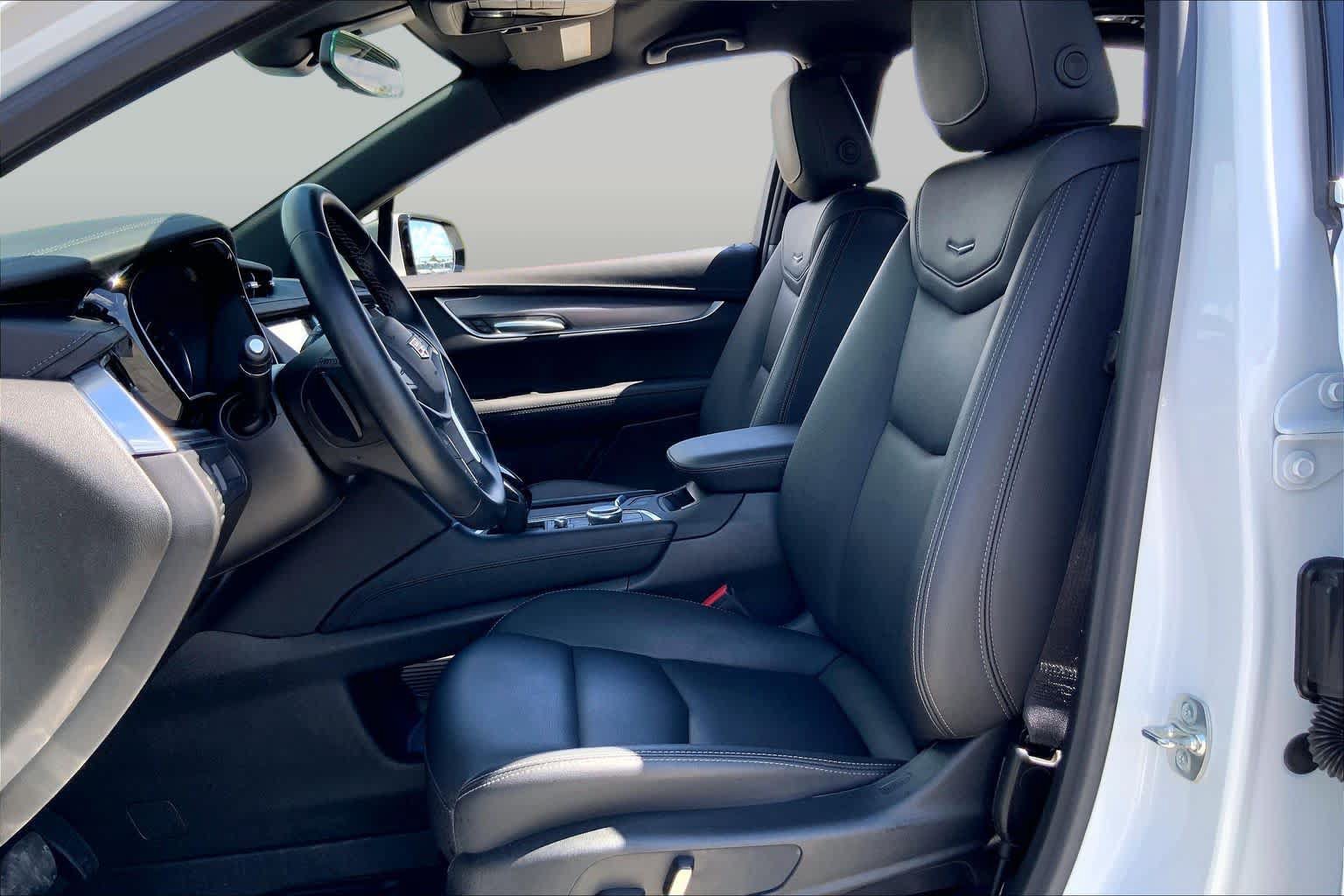 Used 2025 Cadillac XT5 Luxury w/ LPO, Floor Liner Package FWD image 8
