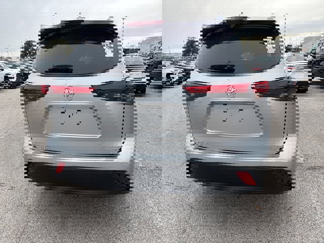 Used 2022 Toyota Highlander XLE image 6