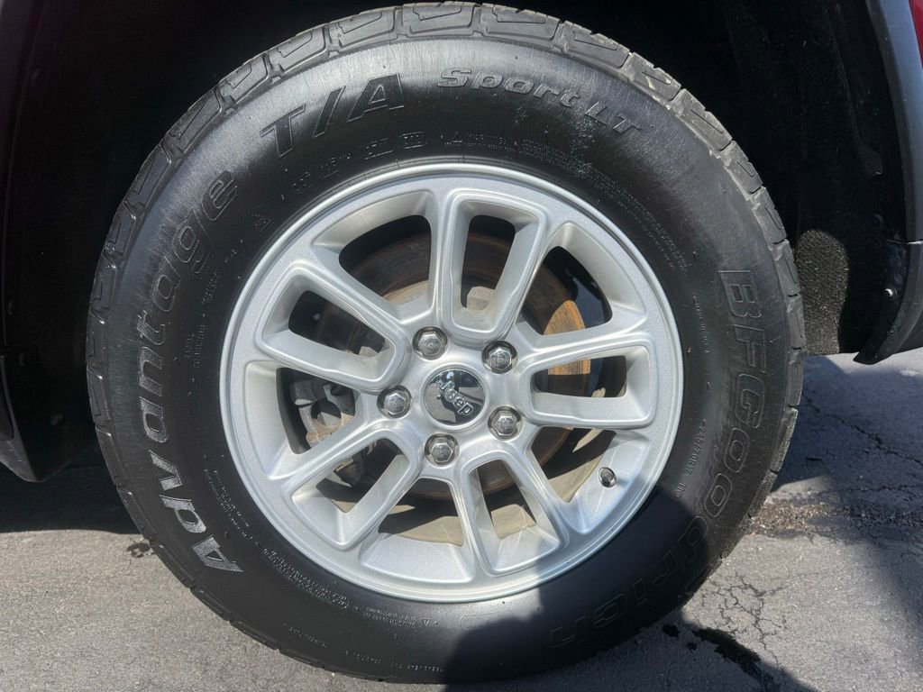 Used 2018 Jeep Grand Cherokee Laredo AWD/4WD image 28